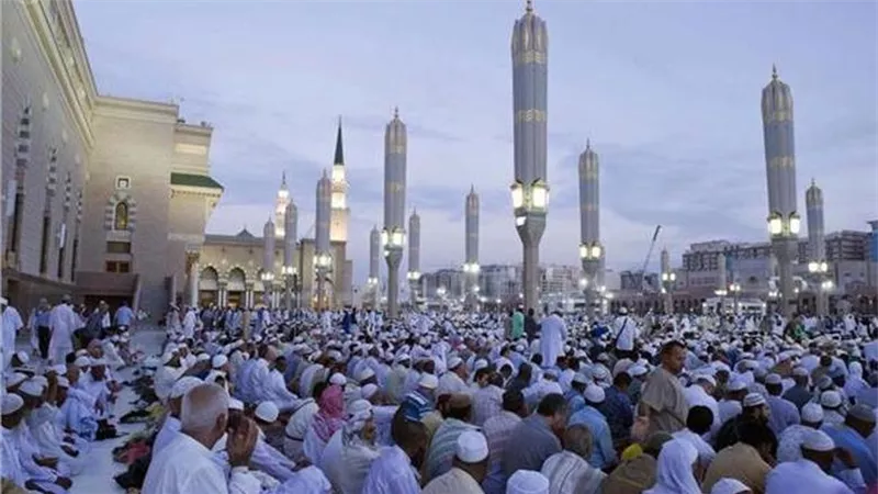 ضيوف برنامج خادم الحرمين الشريفين يغادرون مكة إلى المدينة