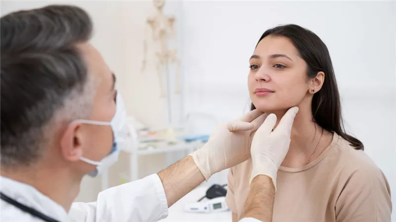 هل يساهم الإجهاد المزمن في زيادة تضخم الغدة الدرقية لدى النساء؟