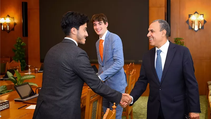 وزير الخارجية يلتقي مجموعة من الطلاب في الجامعات بالمملكة المتحدة