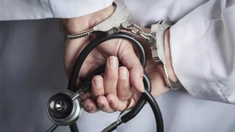 تأجيل الحكم على طبيب مدينة نصر المتهم بالتسبب في وفاة سيدة بعد عملية تكميم