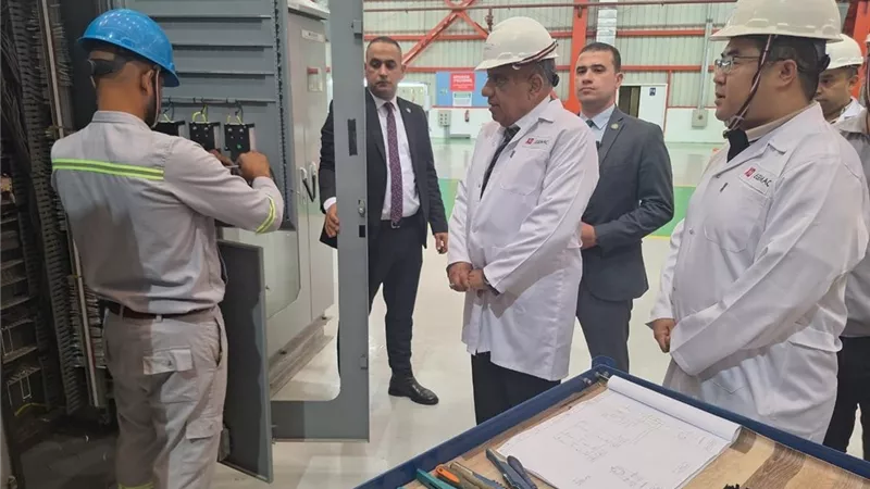 وزير الكهرباء يتفقد 