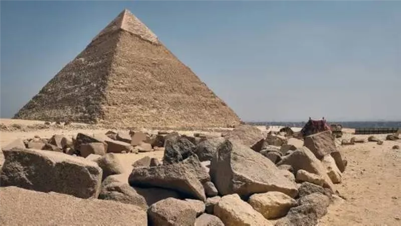 اكتشاف مذهل تحت الأهرامات.. مدينة مدفونة قد تغيّر تاريخ مصر (فيديو)
