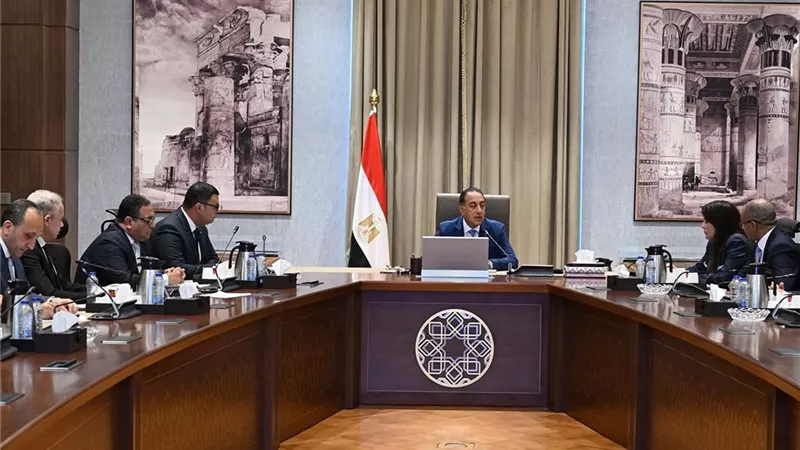 رئيس الوزراء يتابع خطط وإجراءات التوسع في مشروعات تحلية مياه البحر 