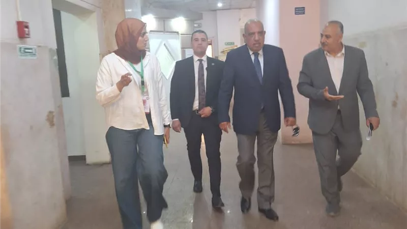جولة مفاجئة لوزير الكهرباء داخل مستشفى ألماظة لمتابعة الخدمات