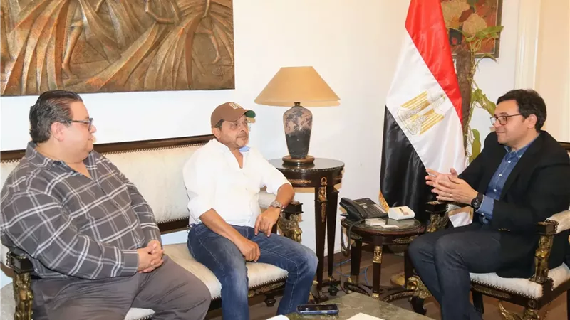 وزير الثقافة يبحث مع محمد هنيدي تقديم عروض مسرحية بالمحافظات