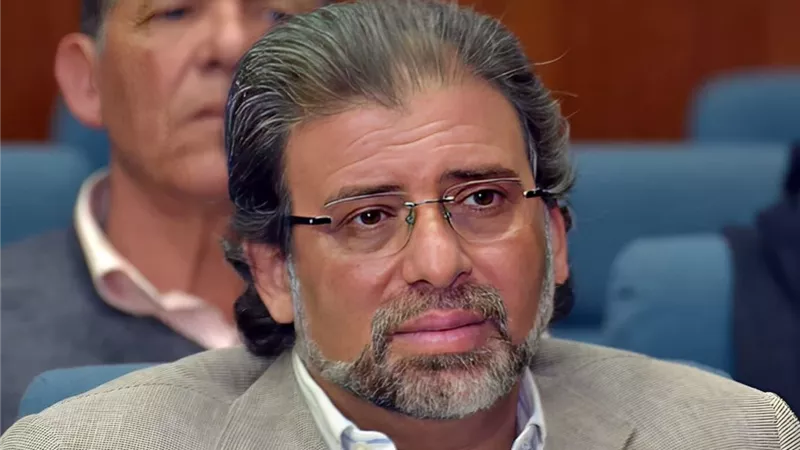 حرموه من مشهد الوداع.. خالد يوسف ينتقد جنازة هاني شاكر