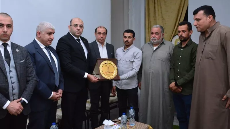 وفد حماة الوطن يقدم واجب العزاء في وفاة شهيد الشهامة بالشرقية