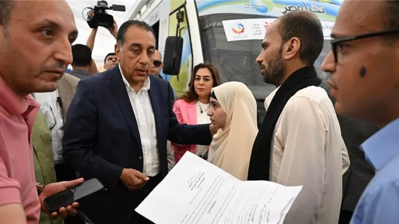 هنعمل اللازم حالا.. مدبولي يستجيب لاستغاثة مواطن طلب علاج ابنته المصابة بالعمى