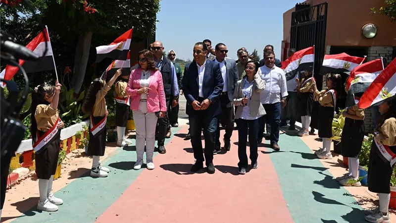 مدبولي يتفقد مدرسة زاوية صقر ويشيد بالأنشطة الصيفية لتنمية مهارات الطلاب