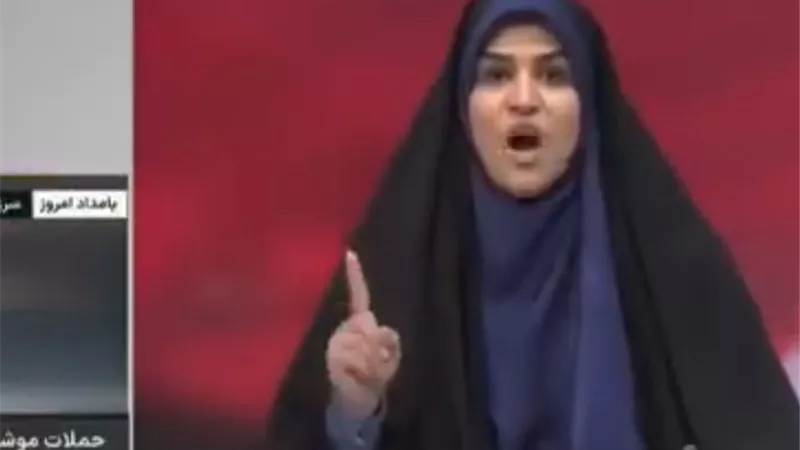لحظة قصف التلفزيون الإيراني وهروب المذيعة وزملائها على الهواء .. صور