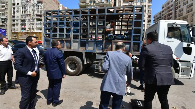 بشكل مفاجئ.. محافظ الدقهلية يستوقف سيارة أنابيب للتأكد من الوزن