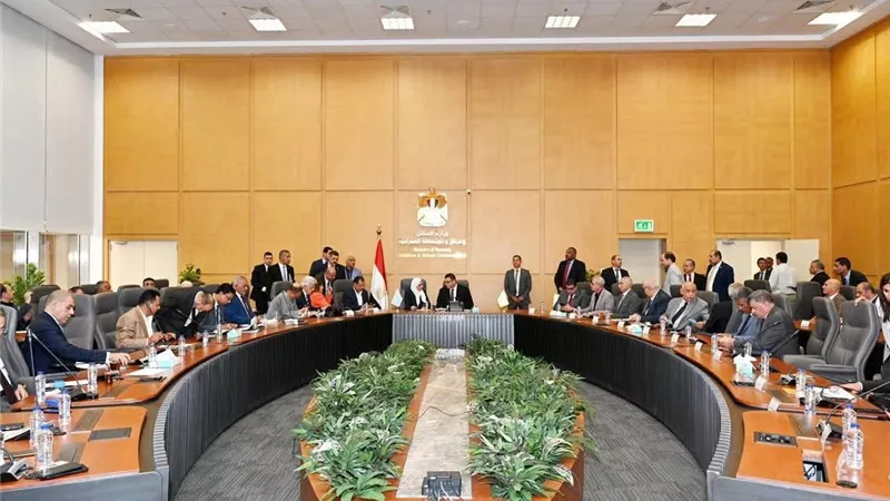 نفاصيل اجتماع وزير الإسكان مع أعضاء مجلسي 