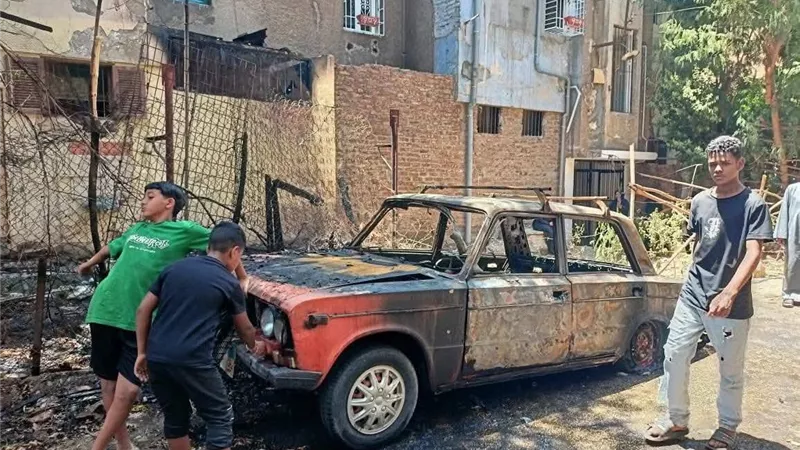 حريق يلتهم سيارة ويمتد لأسطح عمارات في الأقصر والحماية المدنية تنقذ الموقف (صور)