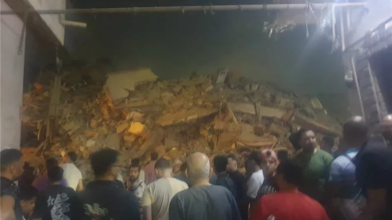 شاهد عيان يفجر مفاجأة في انهيار عقار السيدة: فيه 3 أسر تحت الأنقاض