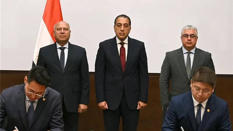 رئيس الوزراء يشهد توقيع عقد مشروع إقامة مجمع صناعي متكامل لإنتاج مستلزمات الطاقة الشمسية 
