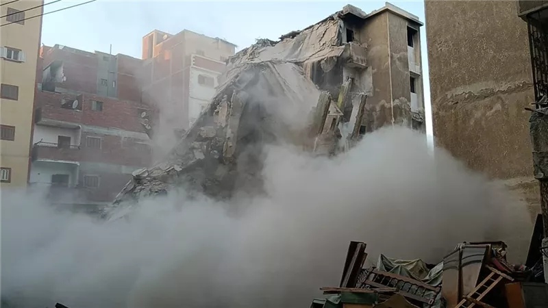 إزالة عقار آيل للسقوط بشارع هدى شعراوي بالإسماعيلية بعد إخلائه من السكان
