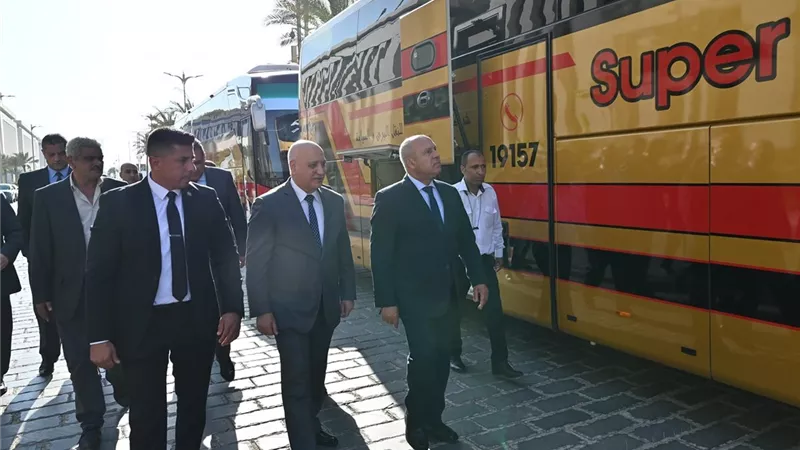  كامل الوزير يتفقد 20 حافلة مرسيدس جديدة بمكون محلي يصل لـ 60%