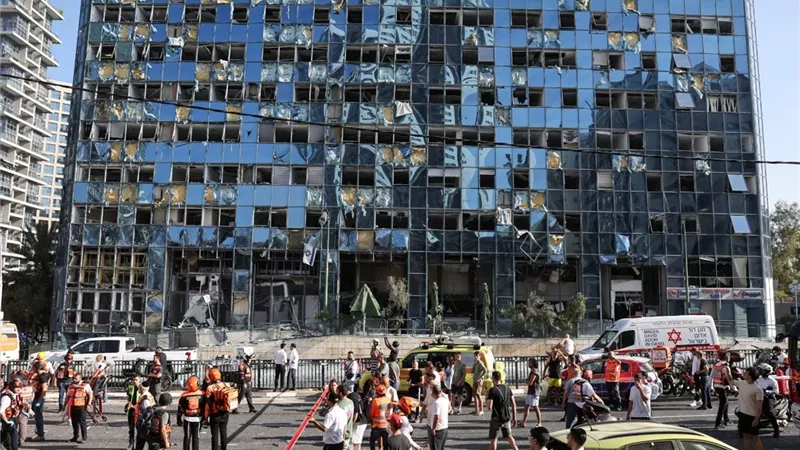 إيران تكثف من هجومها الصاروخي على إسرائيل وتدمر مبنى بورصة تل أبيب ومستشفى سوروكا