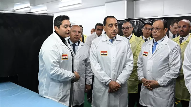 رئيس الوزراء يتفقد مشروع تصنيع أجهزة شاشات التليفزيون والهواتف المحمولة بمصنع 