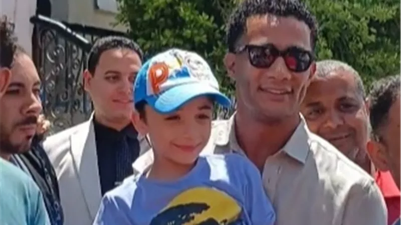 محمد رمضان يغادر المحكمة بعد إنهاء إجراءات التصالح في قضية نجله