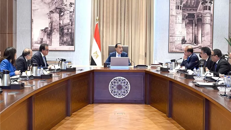 رئيس الوزراء يتابع موقف توفير الأدوية والمُستلزمات الطبية