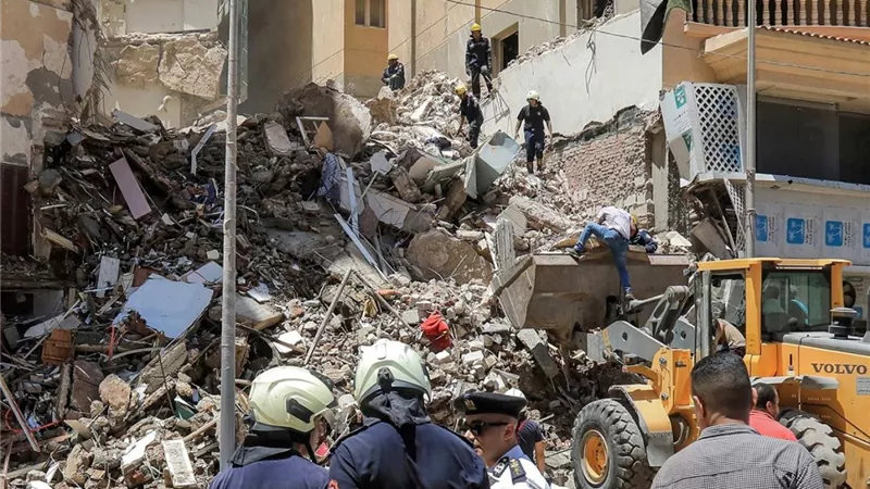 انتشال فتاة صغيرة من تحت أنقاض عقاري حدائق القبة بالقاهرة