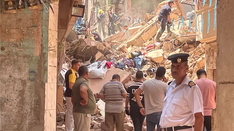 انهيار عقارين وتصدع ثالث في حدائق القبة.. والدفاع المدني يتدخل