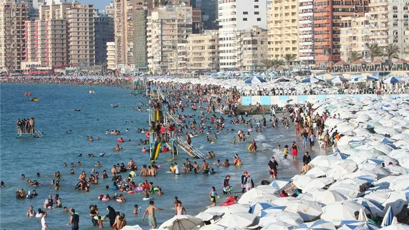 مصايف الإسكندرية: إقبال كبير على الشواطئ.. ونسب إشغال لافتة