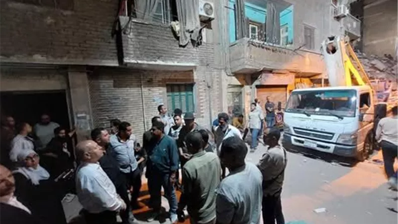 محافظ القاهرة: لجنة هندسية لمعاينة العقارات المحيطة بالعقارين المنهارين بحى حدائق القبة