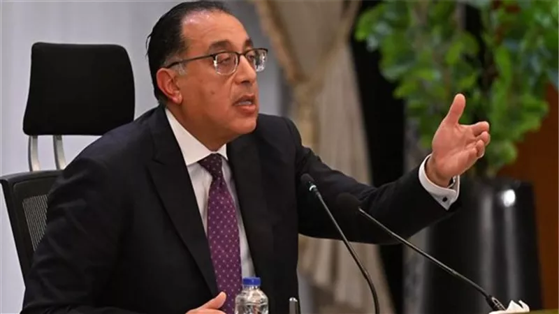 مدبولي يتفقد سفينة تغييز الغاز بالعين السخنة