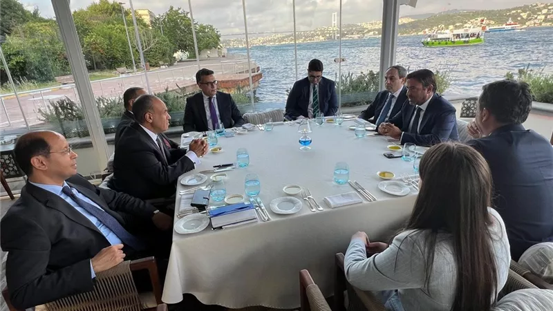 وزير الخارجية يبحث تعزيز الاستثمارات والتبادل التجاري مع رجال الأعمال الأتراك