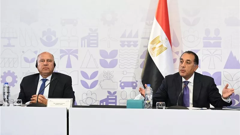 رئيس الوزراء يترأس مائدة مستديرة بعنوان 