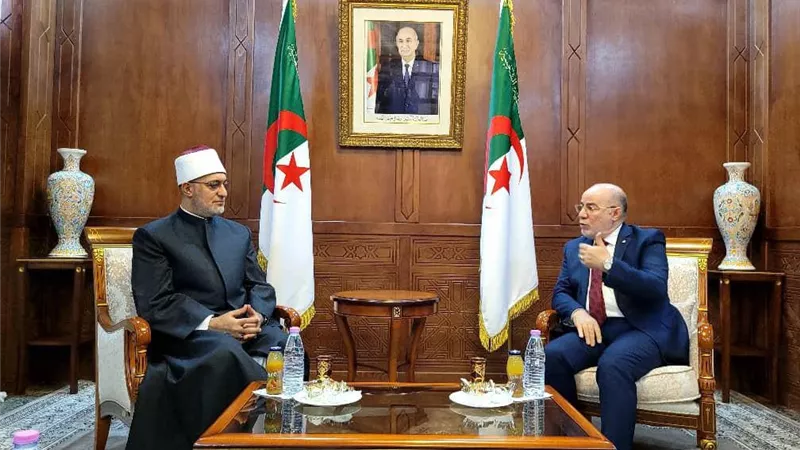 مفتي الجمهورية يبحث مع وزير الأوقاف الجزائري التعاون في مواجهة التطرف