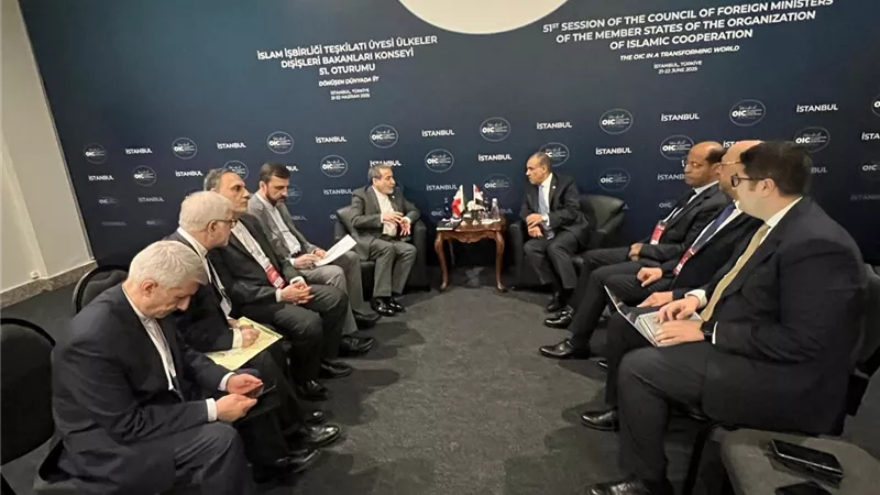 وزير الخارجية والهجرة يلتقي بوزير خارجية إيران في اسطنبول