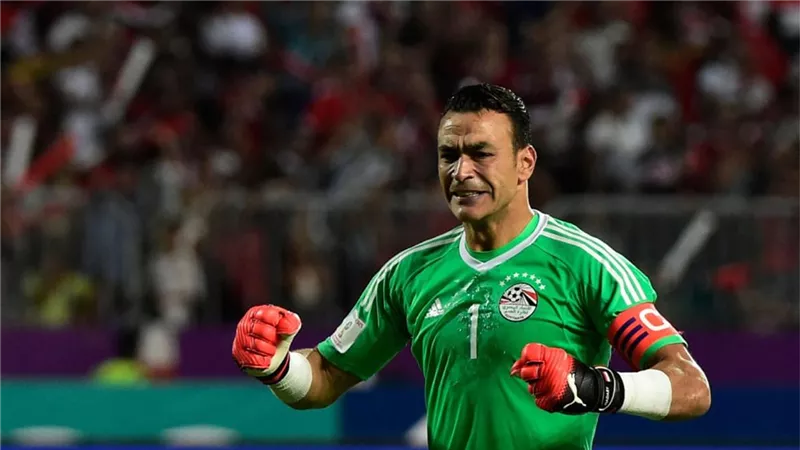 نجم الأهلي السابق يفتح النار على الحضري: «الفلوس غيرته»