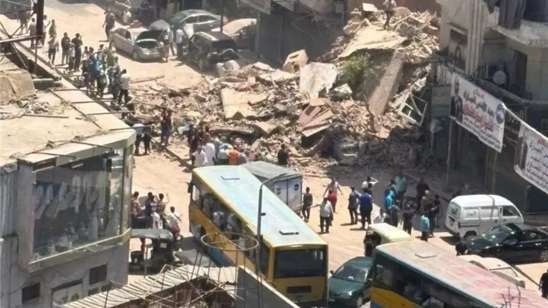 إنقاذ شخصين من تحت أنقاض عقار شبرا مصر المنهار.. واستمرار عمليات البحث
