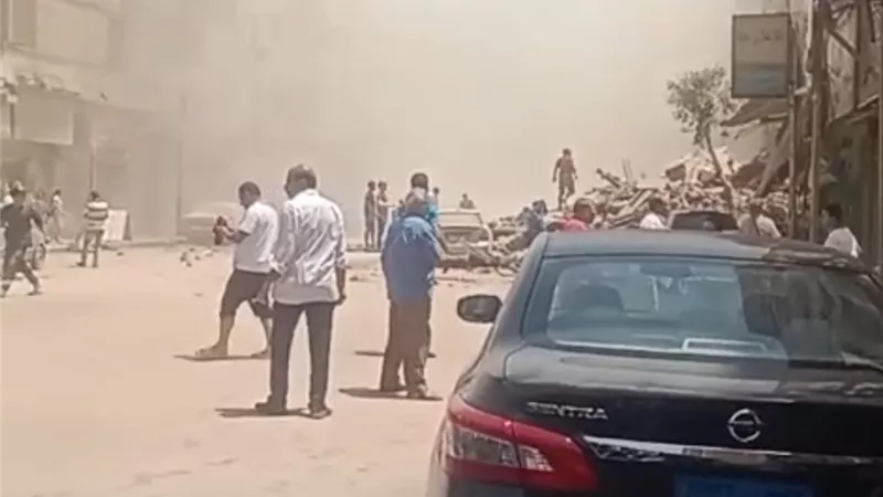 إنقاذ سيدة وطفل من تحت أنقاض عقار شبرا مصر.. واستمرار عمليات البحث
