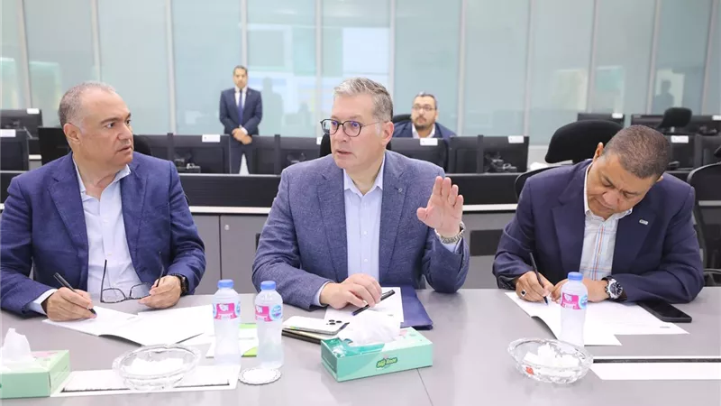 وزير البترول يتفقد مركز التحكم ويتابع عودة ضخ الغاز الطبيعي تدريجيًا