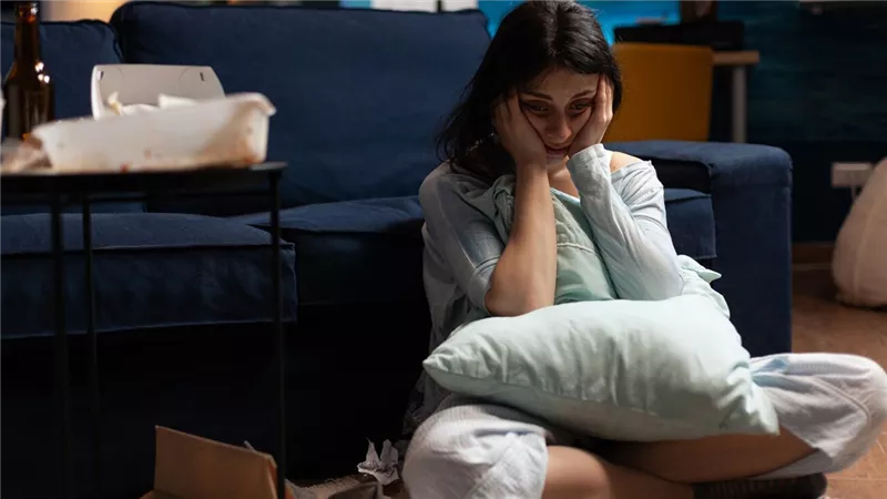 هل يمكن أن يسبب نقص فيتامين د الاكتئاب؟ طبيب نفسي يكشف الحقيقة