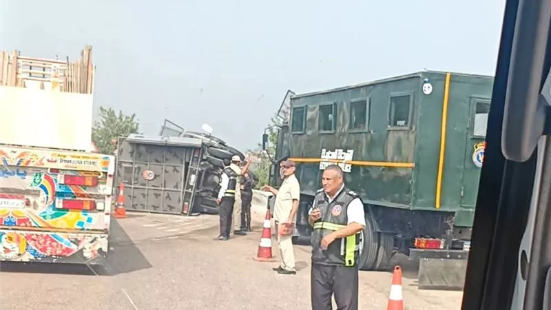 حادث جديد على الطريق الإقليمي بالمنوفية.. انقلاب سيارة أمن مركزي وإصابات بين المجندين