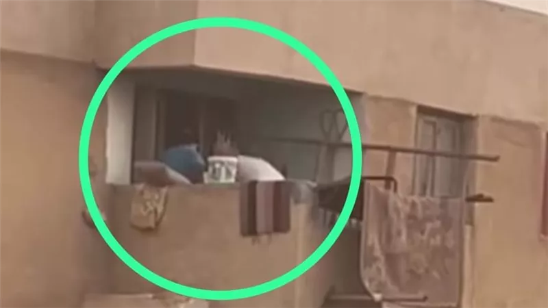 بعد فيديو استغاثتها من الشرفة.. ضبط أب وأم بتهمة تعذيب طفلتهما في العاشر من رمضان