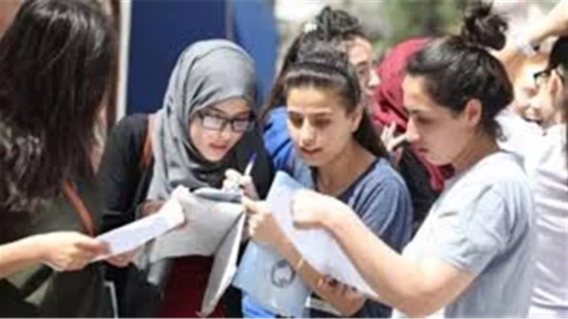 سهل وبسيط.. طلاب الثانوية العامة عن امتحان اللغة الأجنبية الأولى