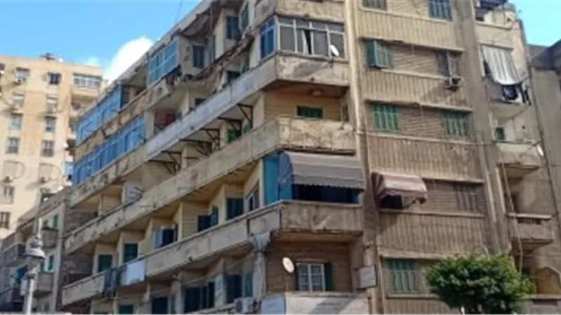 هبوط أرضي يتسبب في تصدعات بعقارين بحلوان والأمن يخلي السكان حفاظًا على الأرواح
