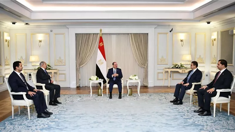 الرئيس السيسي يستقبل المشير خليفة حفتر بالعلمين الجديدة 