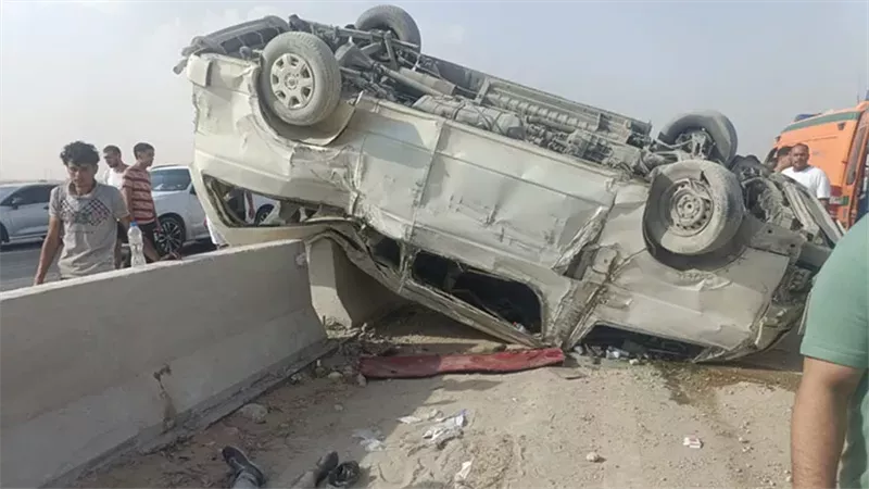 مصرع عامل وإصابة 14 آخرين في انقلاب ميكروباص عمال بطريق السخنة - السويس