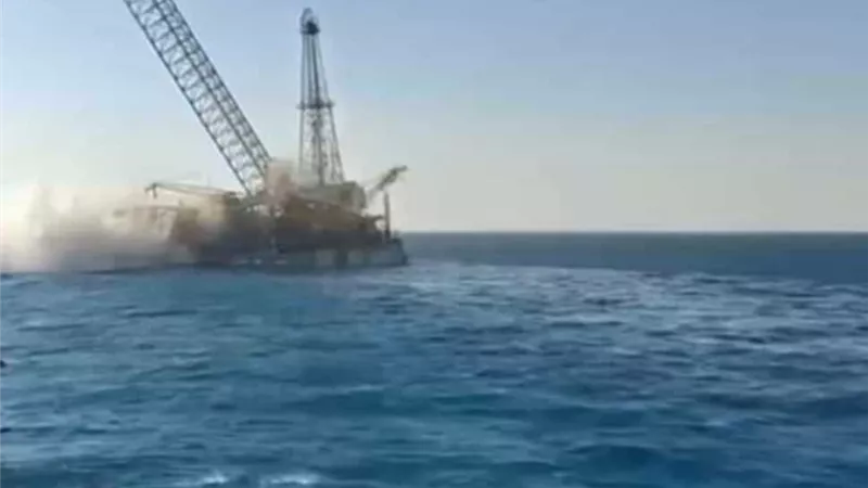 بعد وفاة شخصين وإنقاذ 6 آخرين .. وزيرا البترول والعمل يتوجهان إلى موقع غرق حفار بترول بالبحر الأحمر