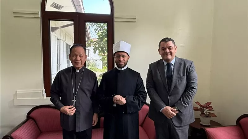 رئيس أساقفة مانيلا يستقبل وزير الأوقاف لبحث التعاون المشترك وتبادل الزيارات