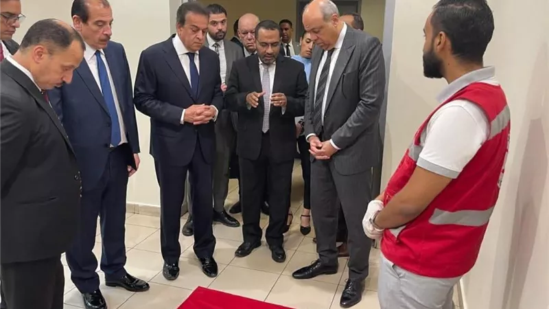 وزيرا الصحة والطيران يتفقدان مطار القاهرة لمتابعة جاهزية العيادات وخطط الطوارئ