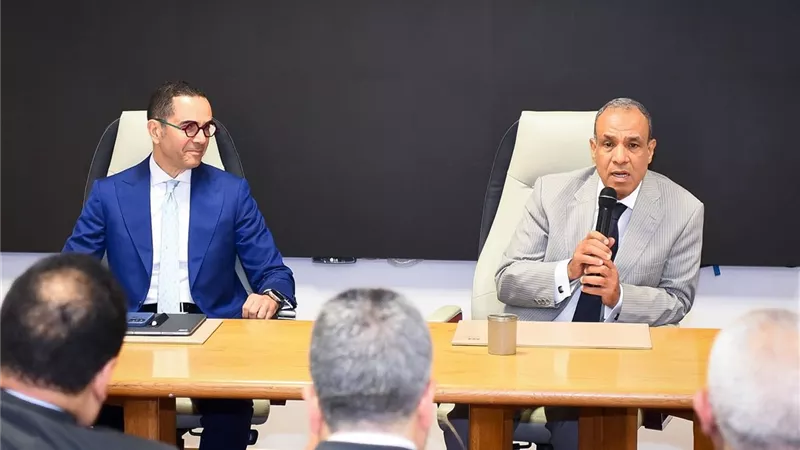 عبد العاطي والخطيب يبحثان دعم الاقتصاد المصري عبر السفارات بالخارج