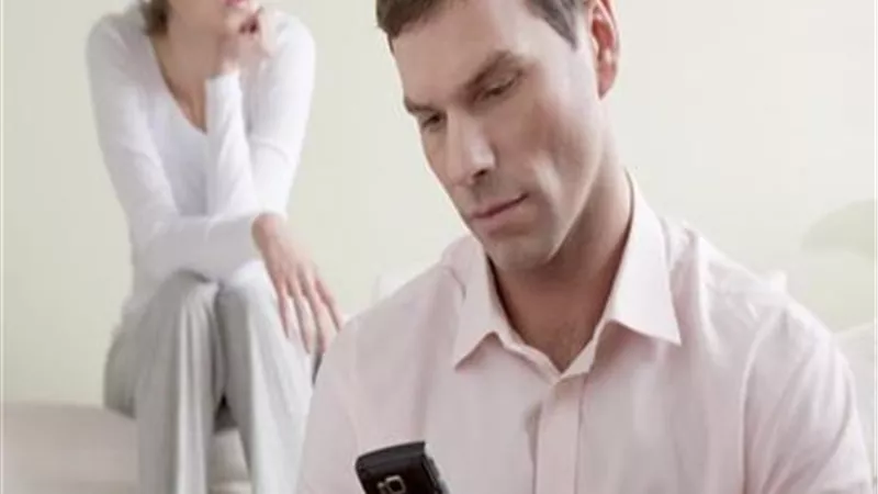 خيانة إلكترونية تُنهي قصة حب.. زوجة تطلب الخلع بعد حظرها على 